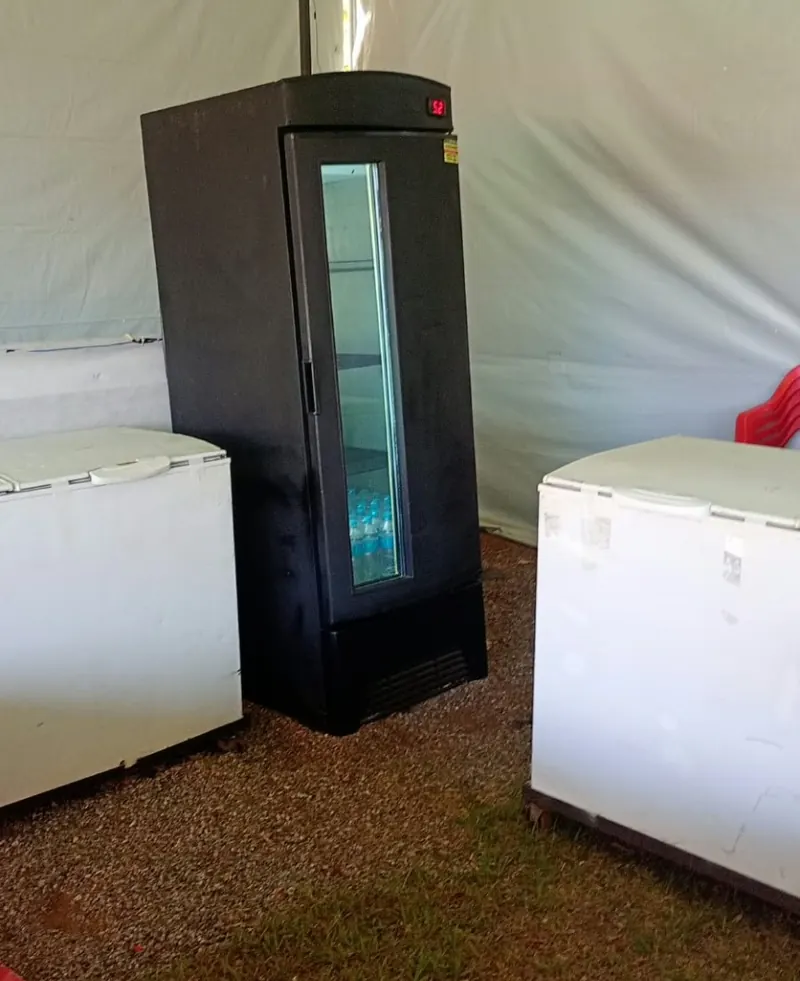 Cervejeira de porta de vidro e freezers horizontais montados em evento