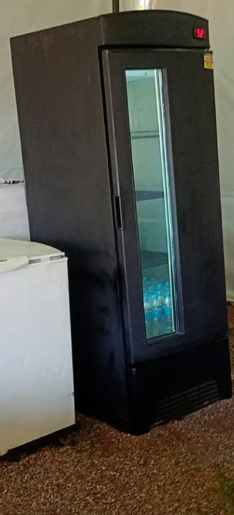 Cervejeira preta com porta de vidro instalada em evento